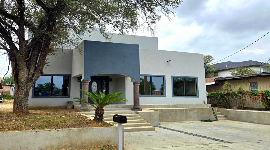 1017 1/2 E Lyon St, Laredo, Texas 78040, 5 Bedrooms Bedrooms, 6 Rooms Rooms,4 BathroomsBathrooms,Residential,For Sale,1017 1/2 E Lyon St,20261773