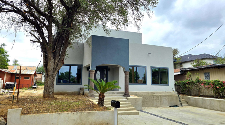 1017 1/2 E Lyon St, Laredo, Texas 78040, 5 Bedrooms Bedrooms, 6 Rooms Rooms,4 BathroomsBathrooms,Residential,For Sale,1017 1/2 E Lyon St,20261773