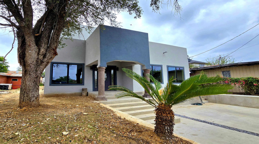 1017 1/2 E Lyon St, Laredo, Texas 78040, 5 Bedrooms Bedrooms, 6 Rooms Rooms,4 BathroomsBathrooms,Residential,For Sale,1017 1/2 E Lyon St,20261773