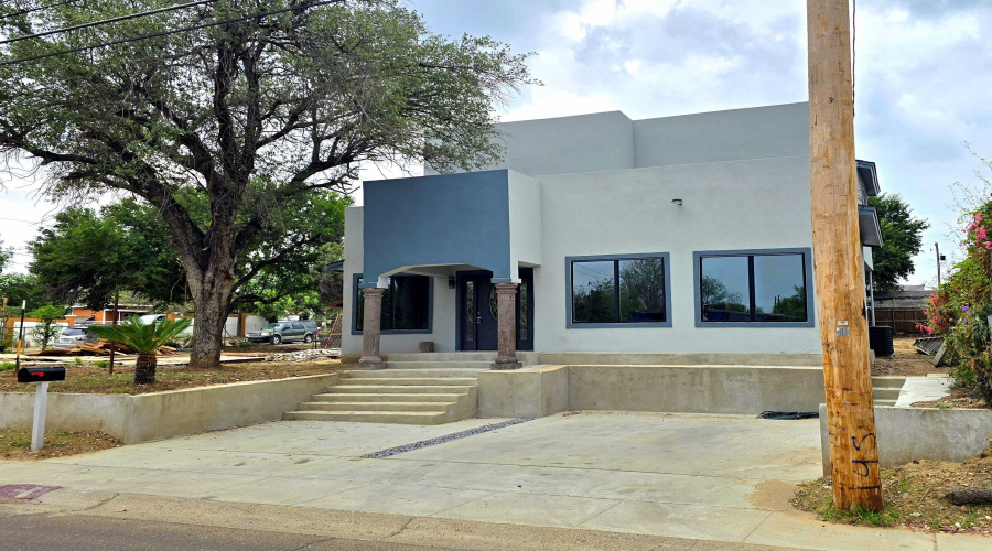 1017 1/2 E Lyon St, Laredo, Texas 78040, 5 Bedrooms Bedrooms, 6 Rooms Rooms,4 BathroomsBathrooms,Residential,For Sale,1017 1/2 E Lyon St,20261773