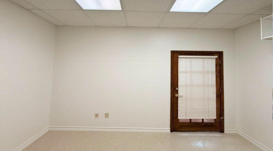 107 Calle Del Norte, Laredo, Texas 78041, 6 Rooms Rooms,2 BathroomsBathrooms,Commercial retail/office,For Rent,107 Calle Del Norte,20261782