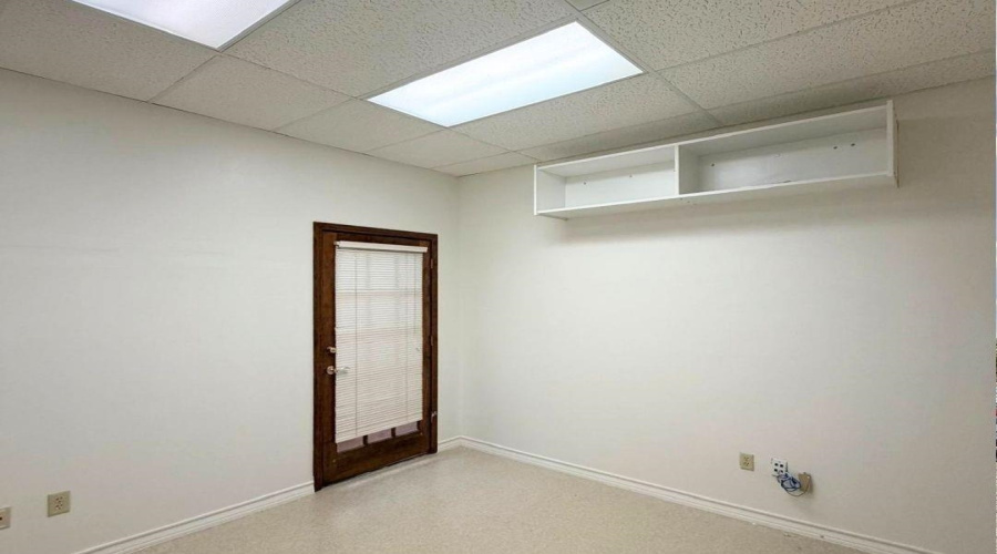 107 Calle Del Norte, Laredo, Texas 78041, 6 Rooms Rooms,2 BathroomsBathrooms,Commercial retail/office,For Rent,107 Calle Del Norte,20261782