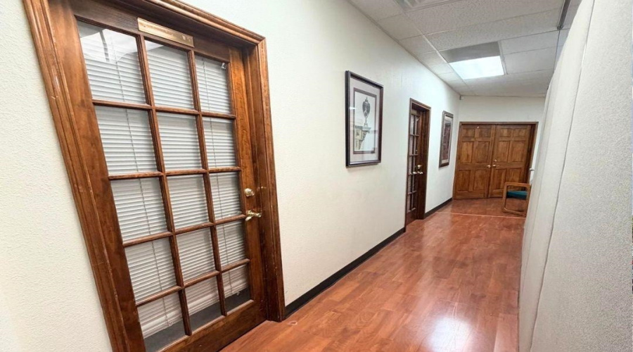 107 Calle Del Norte, Laredo, Texas 78041, 6 Rooms Rooms,2 BathroomsBathrooms,Commercial retail/office,For Rent,107 Calle Del Norte,20261782