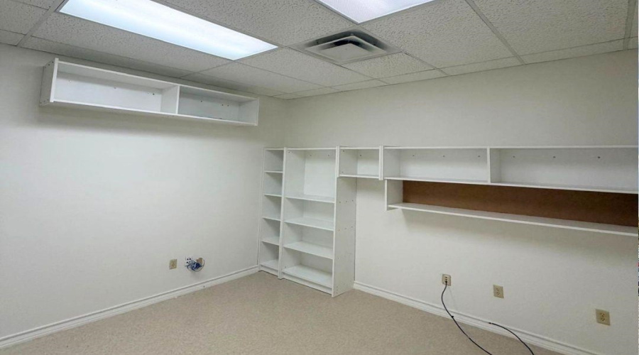 107 Calle Del Norte, Laredo, Texas 78041, 6 Rooms Rooms,2 BathroomsBathrooms,Commercial retail/office,For Rent,107 Calle Del Norte,20261782