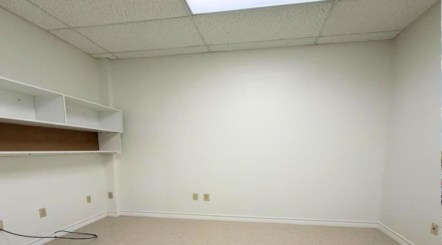 107 Calle Del Norte, Laredo, Texas 78041, 6 Rooms Rooms,2 BathroomsBathrooms,Commercial retail/office,For Rent,107 Calle Del Norte,20261782