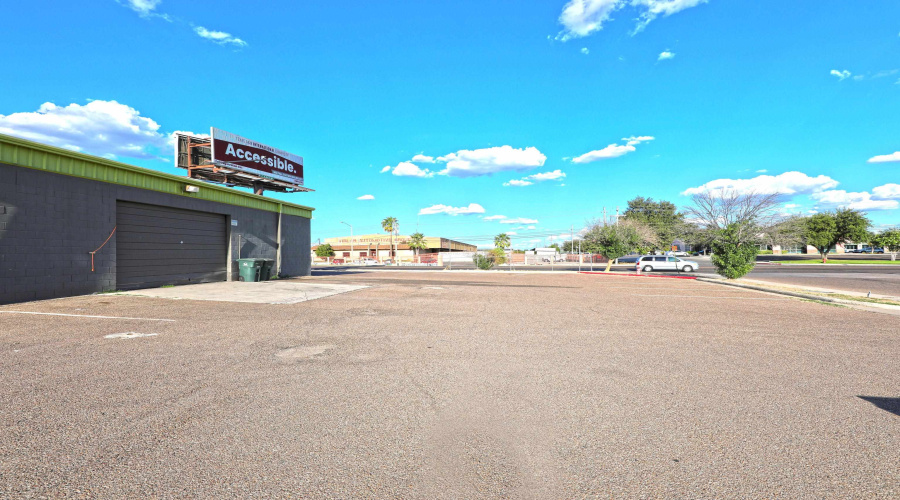 5802 McPherson Rd, Laredo, Texas 78041, 1 Room Rooms,3 BathroomsBathrooms,Commercial retail/office,For Rent,5802 McPherson Rd,20261787