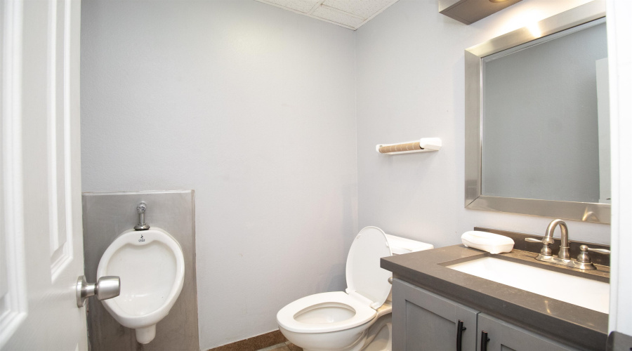 1401 Guatemozin St, Laredo, Texas 78040, 1 Bedroom Bedrooms, ,4 BathroomsBathrooms,Commercial/industrial,For Sale,1401 Guatemozin St,20261794