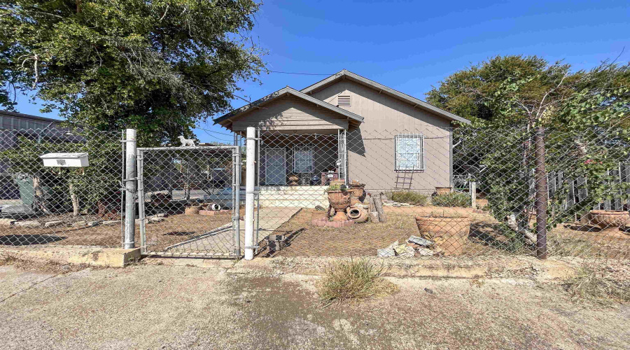 1401 Guatemozin St, Laredo, Texas 78040, 1 Bedroom Bedrooms, ,4 BathroomsBathrooms,Commercial/industrial,For Sale,1401 Guatemozin St,20261794