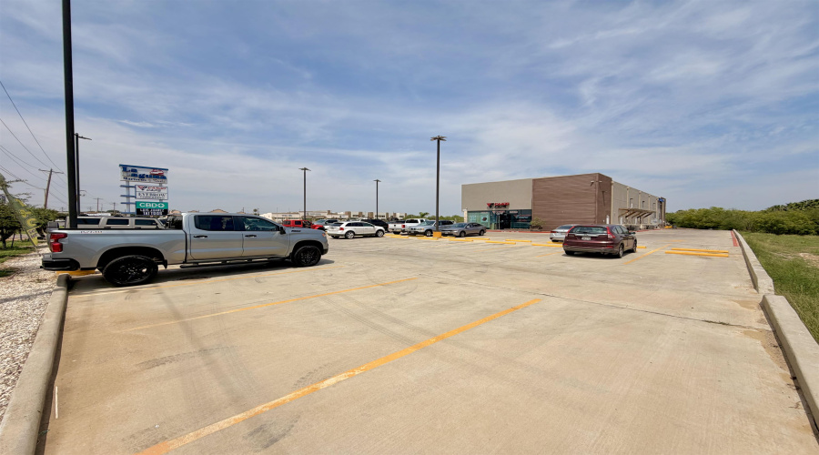 9413 McPherson Rd, LAREDO, Texas 78045, 1 Room Rooms,1 BathroomBathrooms,Commercial retail/office,For Rent,9413 McPherson Rd,20261796
