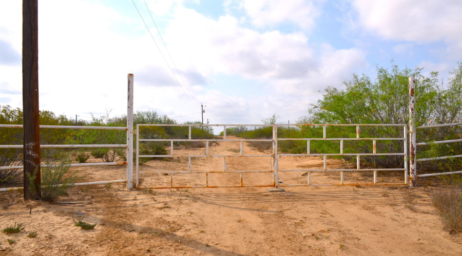 229 Four Point Rd., LAREDO, Texas 78045, ,Land,For Sale,229 Four Point Rd.,20261797