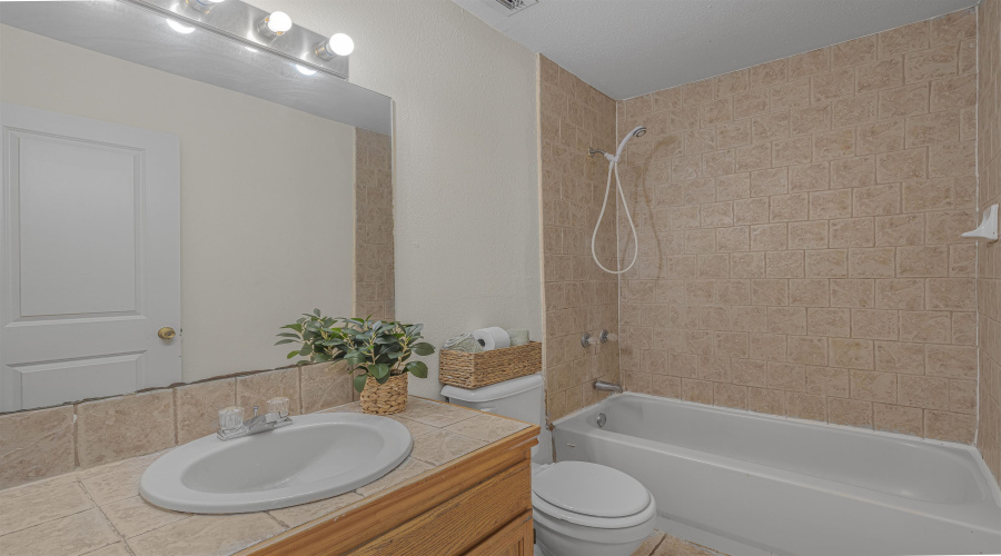 3272 Saint Kathryn Lp, Laredo, Texas 78046, 3 Bedrooms Bedrooms, 5 Rooms Rooms,2 BathroomsBathrooms,Residential,For Sale,3272 Saint Kathryn Lp,20261815