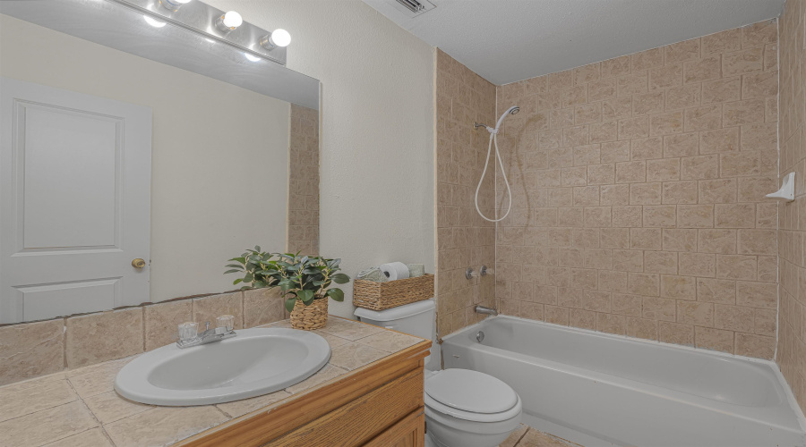 3272 Saint Kathryn Lp, Laredo, Texas 78046, 3 Bedrooms Bedrooms, 5 Rooms Rooms,2 BathroomsBathrooms,Residential,For Sale,3272 Saint Kathryn Lp,20261815