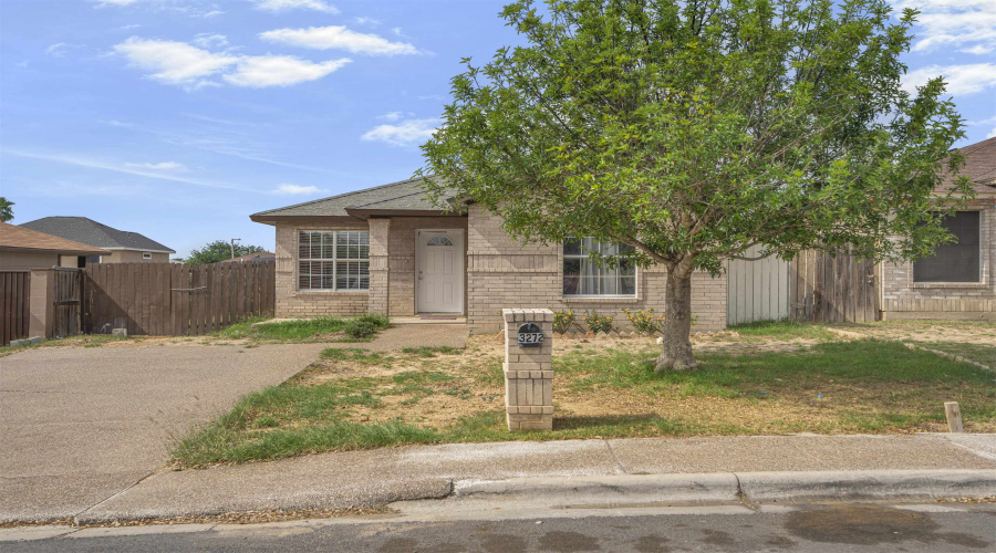 3272 Saint Kathryn Lp, Laredo, Texas 78046, 3 Bedrooms Bedrooms, 5 Rooms Rooms,2 BathroomsBathrooms,Residential,For Sale,3272 Saint Kathryn Lp,20261815