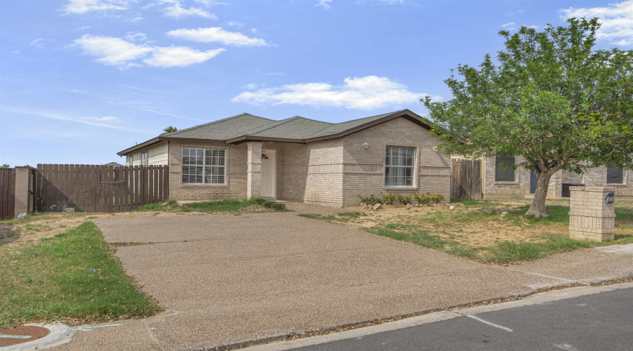 3272 Saint Kathryn Lp, Laredo, Texas 78046, 3 Bedrooms Bedrooms, 5 Rooms Rooms,2 BathroomsBathrooms,Residential,For Sale,3272 Saint Kathryn Lp,20261815