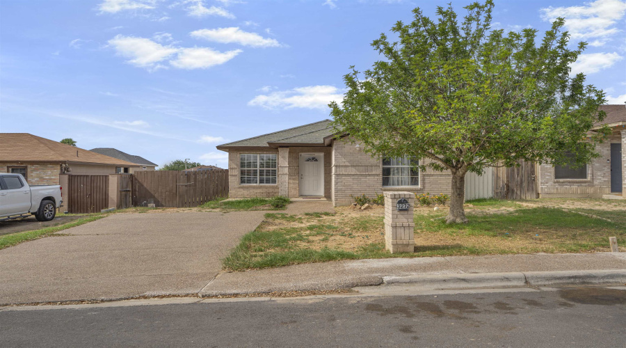 3272 Saint Kathryn Lp, Laredo, Texas 78046, 3 Bedrooms Bedrooms, 5 Rooms Rooms,2 BathroomsBathrooms,Residential,For Sale,3272 Saint Kathryn Lp,20261815