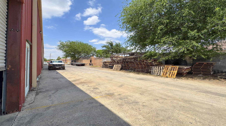 5103 E U.S. Hwy 59, Laredo, Texas 78043, 1 Bedroom Bedrooms, ,3 BathroomsBathrooms,Commercial/industrial,For Sale,5103 E U.S. Hwy 59,20261819