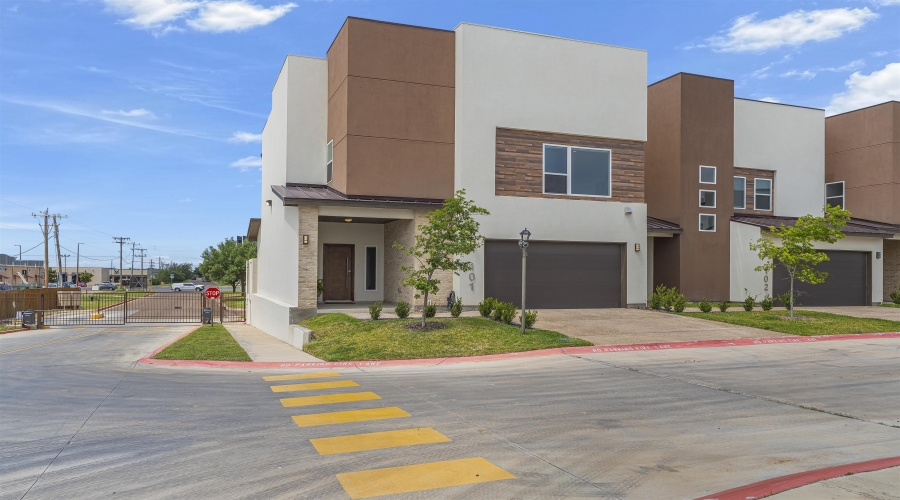 9653 McPherson Rd, Laredo, Texas 78045, 3 Bedrooms Bedrooms, 7 Rooms Rooms,2 BathroomsBathrooms,Residential,For Sale,9653 McPherson Rd,20261822