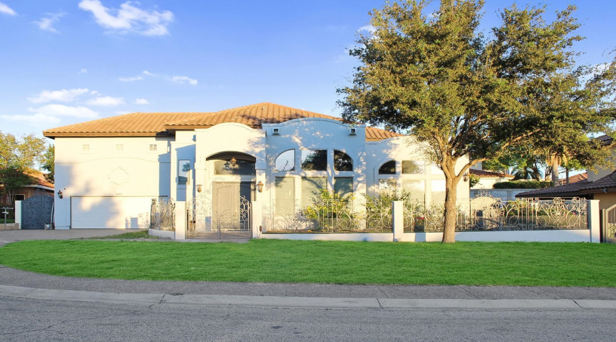 309 Lake Kariba Ct, Laredo, Texas 78041, 5 Bedrooms Bedrooms, 10 Rooms Rooms,4 BathroomsBathrooms,Residential,For Sale,309 Lake Kariba Ct,20261826