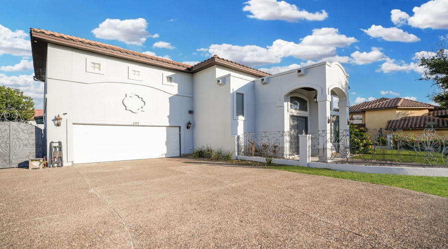 309 Lake Kariba Ct, Laredo, Texas 78041, 5 Bedrooms Bedrooms, 10 Rooms Rooms,4 BathroomsBathrooms,Residential,For Sale,309 Lake Kariba Ct,20261826