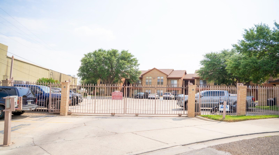 1752 Tiara Trl, Laredo, Texas 78045, 2 Bedrooms Bedrooms, 3 Rooms Rooms,2 BathroomsBathrooms,Residential,For Sale,1752 Tiara Trl,20261837