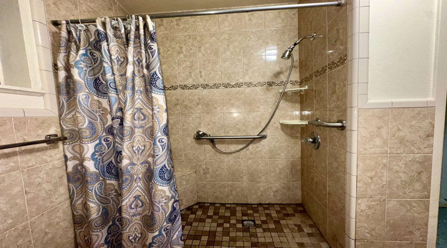 1813 N 1st. St., Zapata, Texas 78076, 3 Bedrooms Bedrooms, 6 Rooms Rooms,3 BathroomsBathrooms,Residential,For Sale,1813 N 1st. St.,20261852