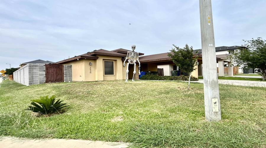 3530 Celso Cavazos Rd., Laredo, Texas 78046, 3 Bedrooms Bedrooms, 5 Rooms Rooms,2 BathroomsBathrooms,Residential,For Sale,3530 Celso Cavazos Rd.,20261860