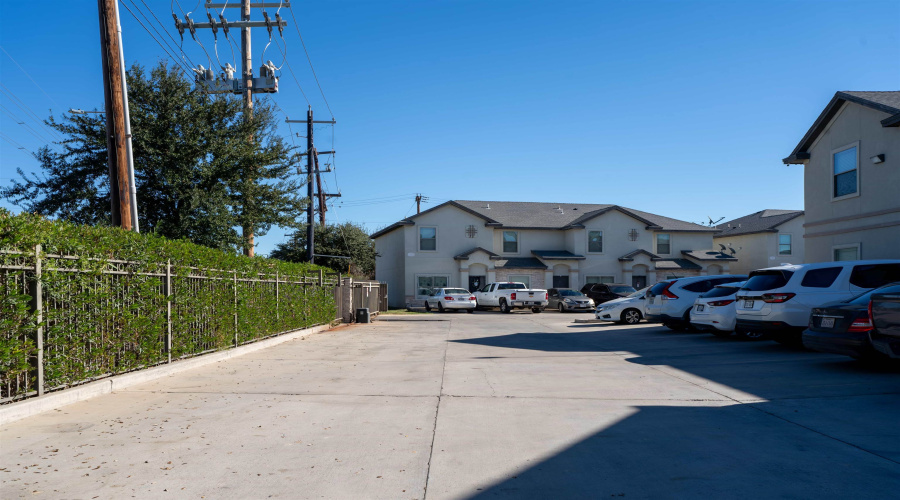 401 International Blvd, Laredo, Texas 78045, 1 Bedroom Bedrooms, 1 Room Rooms,1 BathroomBathrooms,Residential,For Rent,401 International Blvd,20261840