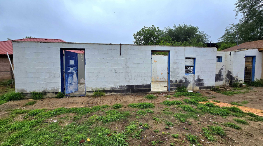 410 E Eistetter St, laredo, Texas 78041, 2 Bedrooms Bedrooms, 4 Rooms Rooms,2 BathroomsBathrooms,Residential,For Sale,410 E Eistetter St,20261861