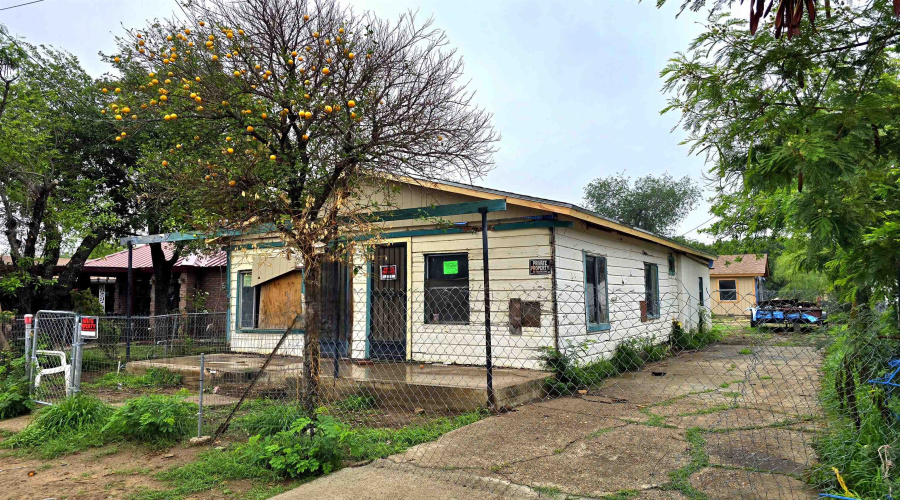 410 E Eistetter St, laredo, Texas 78041, 2 Bedrooms Bedrooms, 4 Rooms Rooms,2 BathroomsBathrooms,Residential,For Sale,410 E Eistetter St,20261861