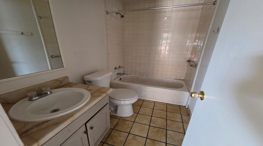 2704 Kearney St, Laredo, Texas 78043, 2 Bedrooms Bedrooms, 4 Rooms Rooms,1 BathroomBathrooms,Residential,For Rent,2704 Kearney St,20261866