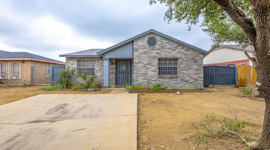 1312 Johnson Dr, Laredo, Texas 78046, 3 Bedrooms Bedrooms, 5 Rooms Rooms,2 BathroomsBathrooms,Residential,For Sale,1312 Johnson Dr,20261871