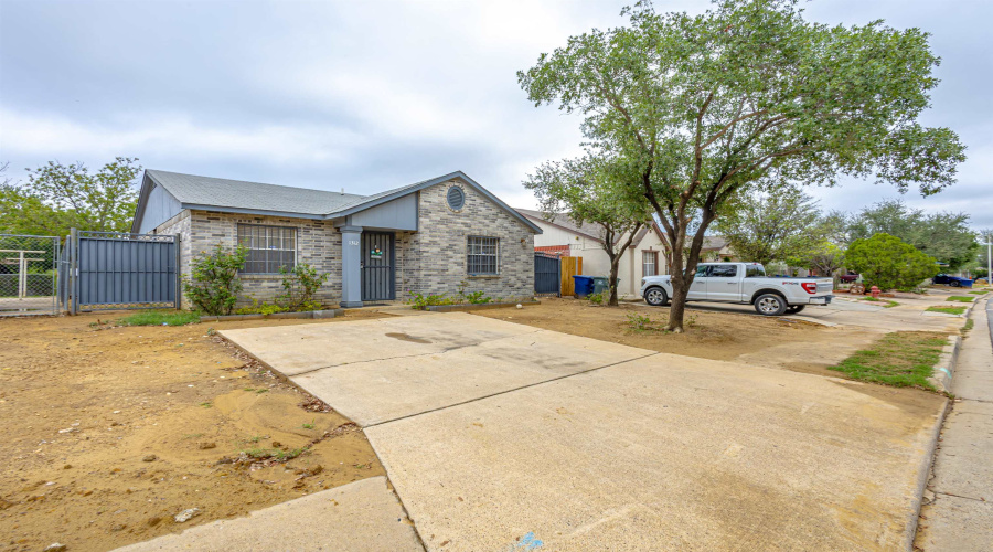 1312 Johnson Dr, Laredo, Texas 78046, 3 Bedrooms Bedrooms, 5 Rooms Rooms,2 BathroomsBathrooms,Residential,For Sale,1312 Johnson Dr,20261871