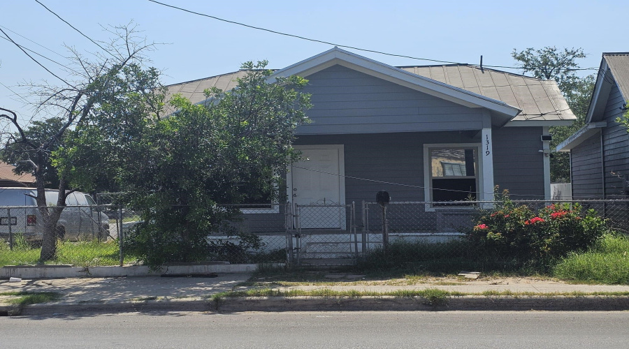1319 Santa Maria Ave, Laredo, Texas 78040, 2 Bedrooms Bedrooms, 3 Rooms Rooms,1 BathroomBathrooms,Residential,For Rent,1319 Santa Maria Ave,20261880
