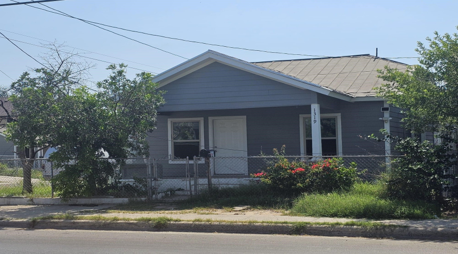 1319 Santa Maria Ave, Laredo, Texas 78040, 2 Bedrooms Bedrooms, 3 Rooms Rooms,1 BathroomBathrooms,Residential,For Rent,1319 Santa Maria Ave,20261880