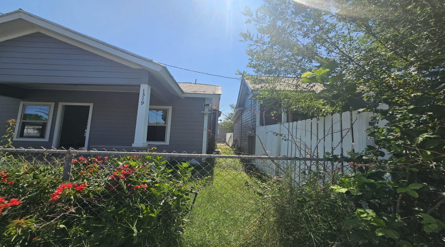 1319 Santa Maria Ave, Laredo, Texas 78040, 2 Bedrooms Bedrooms, 3 Rooms Rooms,1 BathroomBathrooms,Residential,For Rent,1319 Santa Maria Ave,20261880