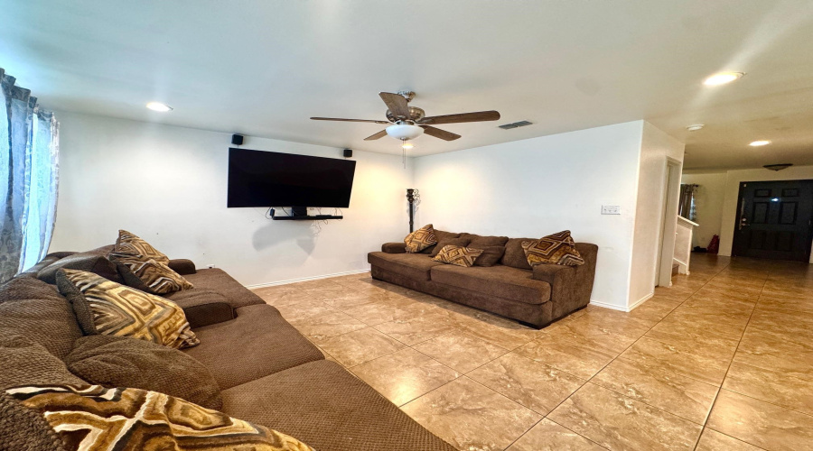 413 Soubirous Rd, LAREDO, Texas 78045, 4 Bedrooms Bedrooms, 7 Rooms Rooms,2 BathroomsBathrooms,Residential,For Sale,413 Soubirous Rd,20261883