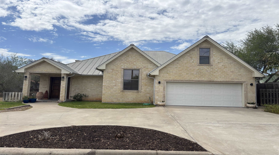 809 North Oscar, Hebbronville, Texas 78361, 2 Bedrooms Bedrooms, 6 Rooms Rooms,2 BathroomsBathrooms,Residential,For Sale,809 North Oscar,20261886