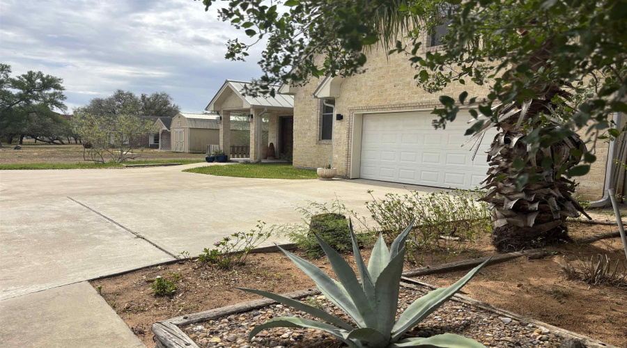 809 North Oscar, Hebbronville, Texas 78361, 2 Bedrooms Bedrooms, 6 Rooms Rooms,2 BathroomsBathrooms,Residential,For Sale,809 North Oscar,20261886