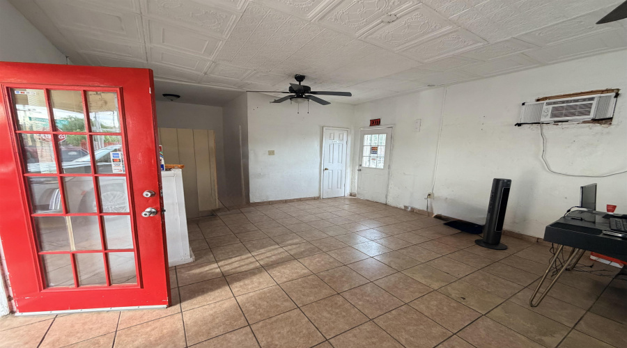 2201 San Bernardo Ave, Laredo, Texas 78040, 1 Room Rooms,1 BathroomBathrooms,Commercial retail/office,For Sale,2201 San Bernardo Ave,20261893