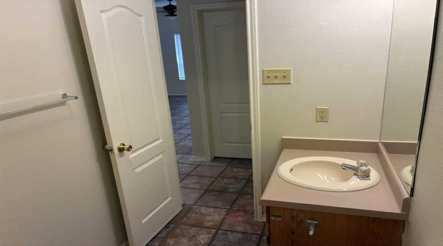 511 Shiloh Dr, LAREDO, Texas 78045, 1 Bedroom Bedrooms, 4 Rooms Rooms,1 BathroomBathrooms,Residential,For Rent,511 Shiloh Dr,20261896