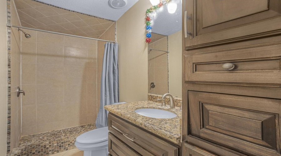 3901 Bear Claw Ln, Laredo, Texas 78043, 5 Bedrooms Bedrooms, 7 Rooms Rooms,2 BathroomsBathrooms,Residential,For Sale,3901 Bear Claw Ln,20261901