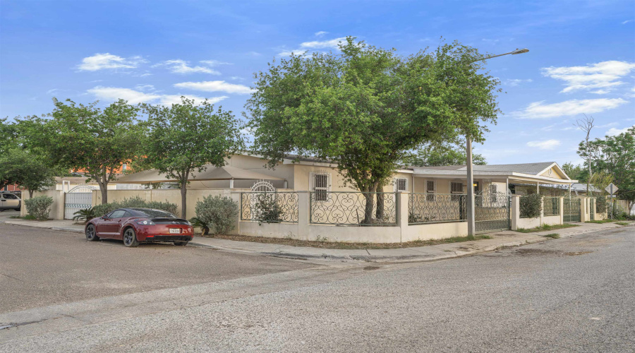 3901 Bear Claw Ln, Laredo, Texas 78043, 5 Bedrooms Bedrooms, 7 Rooms Rooms,2 BathroomsBathrooms,Residential,For Sale,3901 Bear Claw Ln,20261901