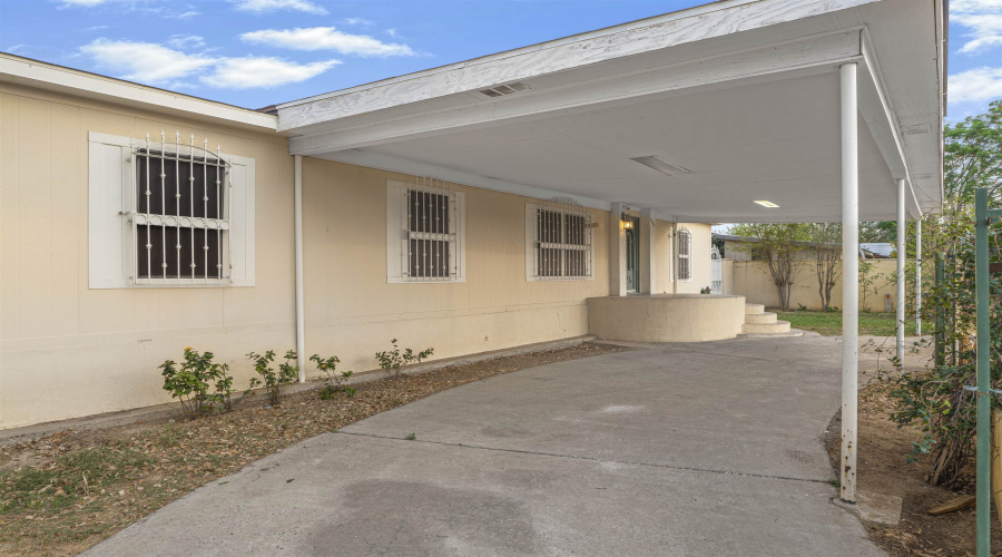 3901 Bear Claw Ln, Laredo, Texas 78043, 5 Bedrooms Bedrooms, 7 Rooms Rooms,2 BathroomsBathrooms,Residential,For Sale,3901 Bear Claw Ln,20261901