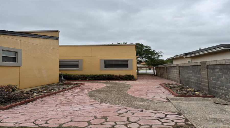 321 Newcastle Dr, Larfedo, Texas 78045, 3 Bedrooms Bedrooms, 5 Rooms Rooms,2 BathroomsBathrooms,Residential,For Sale,321 Newcastle Dr,20261903