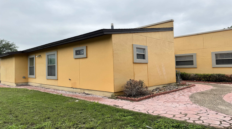 321 Newcastle Dr, Larfedo, Texas 78045, 3 Bedrooms Bedrooms, 5 Rooms Rooms,2 BathroomsBathrooms,Residential,For Sale,321 Newcastle Dr,20261903