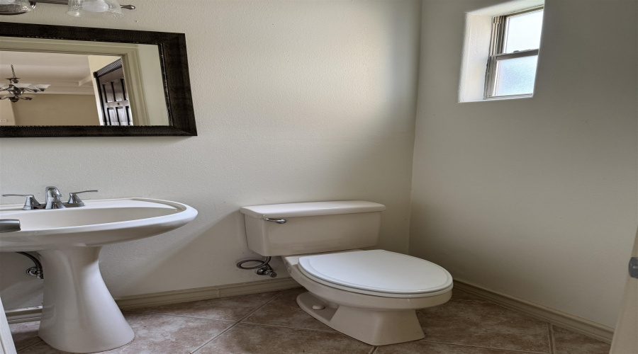 321 Newcastle Dr, Larfedo, Texas 78045, 3 Bedrooms Bedrooms, 5 Rooms Rooms,2 BathroomsBathrooms,Residential,For Sale,321 Newcastle Dr,20261903