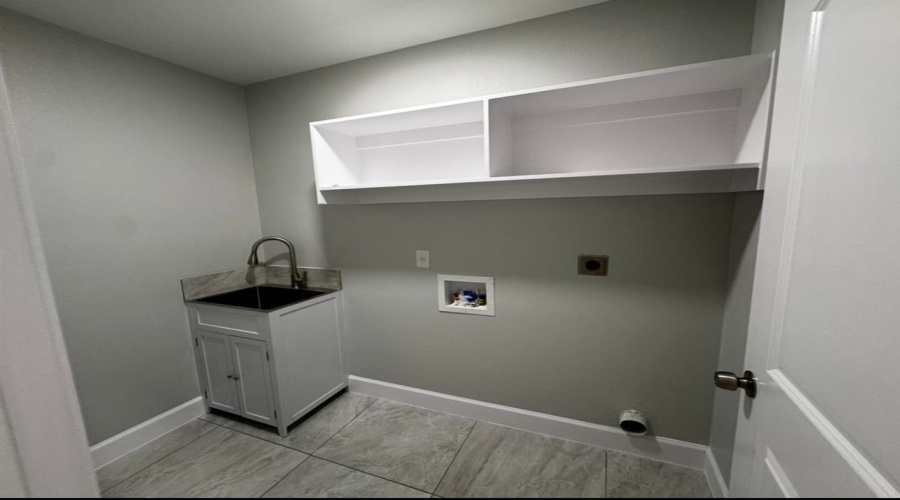 129 Asturias Cts, Laredo, Texas 78046, 4 Bedrooms Bedrooms, 5 Rooms Rooms,3 BathroomsBathrooms,Residential,For Sale,129 Asturias Cts,20261911