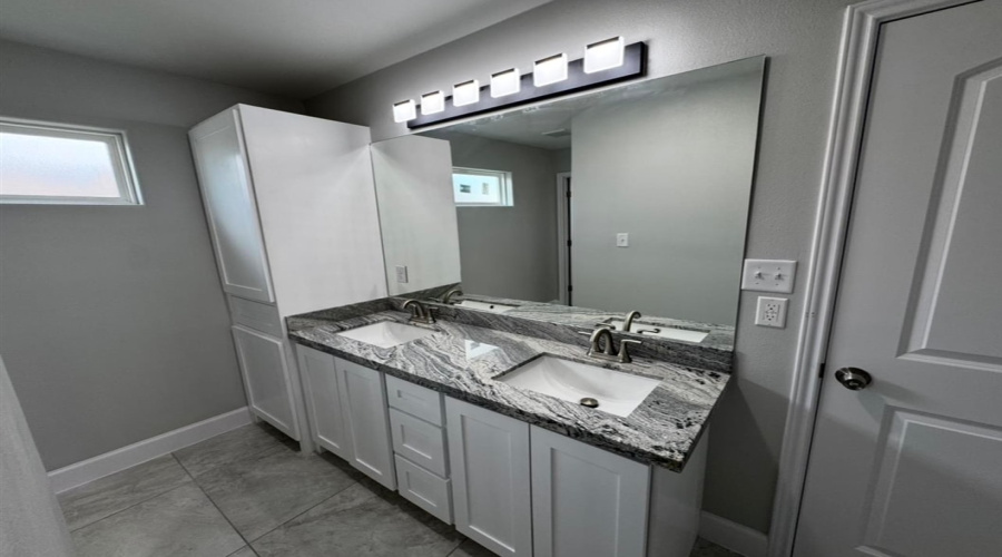 129 Asturias Cts, Laredo, Texas 78046, 4 Bedrooms Bedrooms, 5 Rooms Rooms,3 BathroomsBathrooms,Residential,For Sale,129 Asturias Cts,20261911