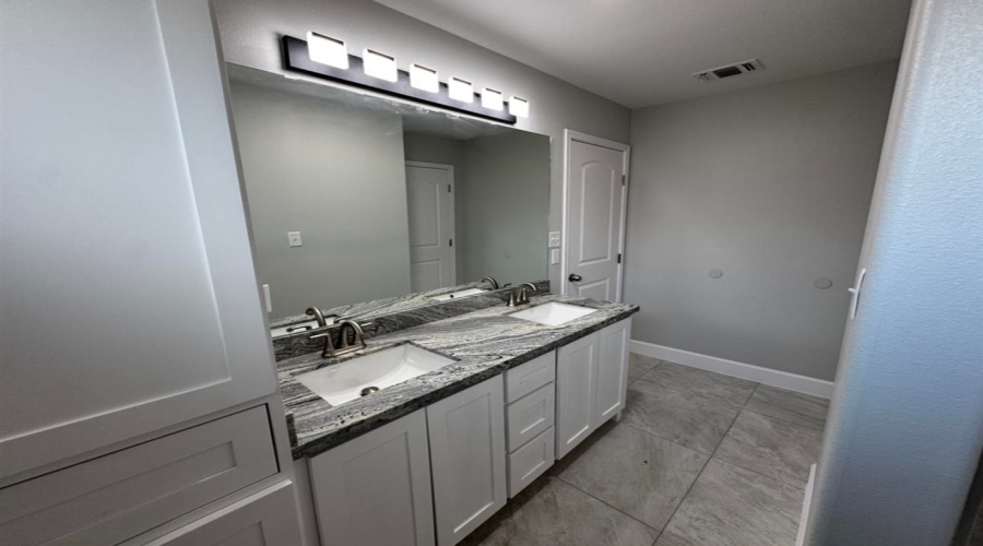 129 Asturias Cts, Laredo, Texas 78046, 4 Bedrooms Bedrooms, 5 Rooms Rooms,3 BathroomsBathrooms,Residential,For Sale,129 Asturias Cts,20261911