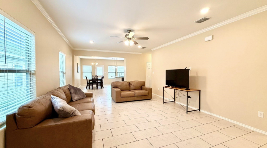 11104 Santillana Lp., Laredo, Texas 78045, 3 Bedrooms Bedrooms, 6 Rooms Rooms,2 BathroomsBathrooms,Residential,For Rent,11104 Santillana Lp.,20261920